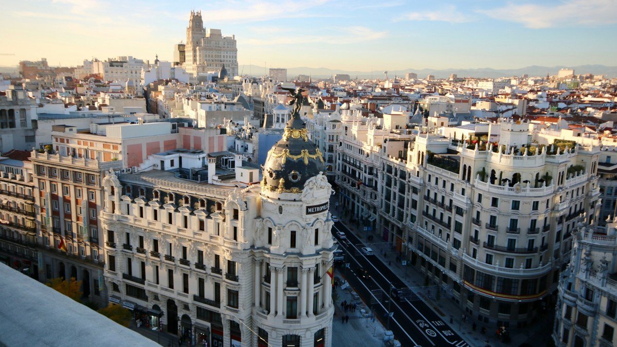 Gran Vía y edificio Metrópolis en el centro de Madrid